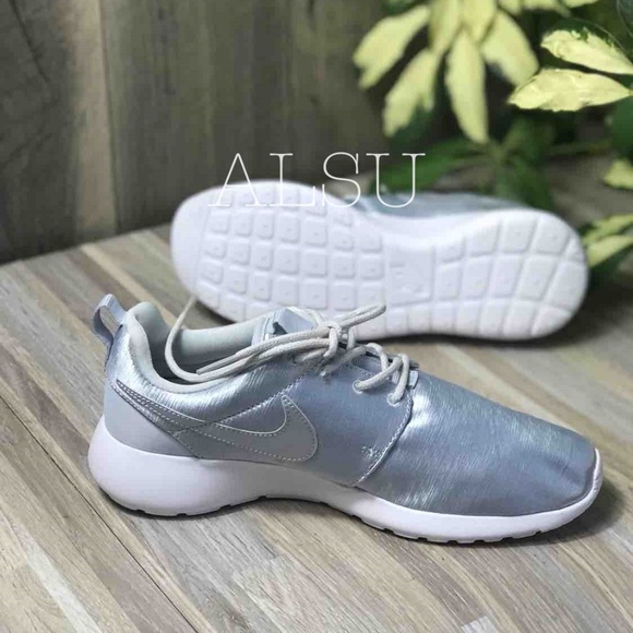 NWT Nike Roshe One PRM Pure Platinum W AUTHENTIC - Picture 6 of 7